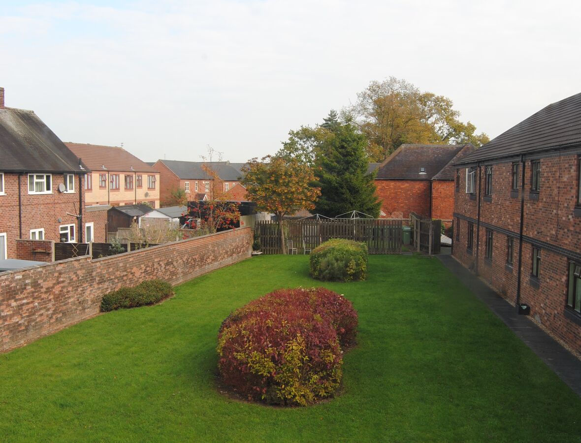 Gardens and hedges at Normanbrook Court