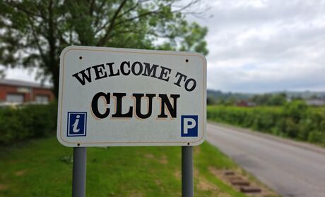 Clun Sign