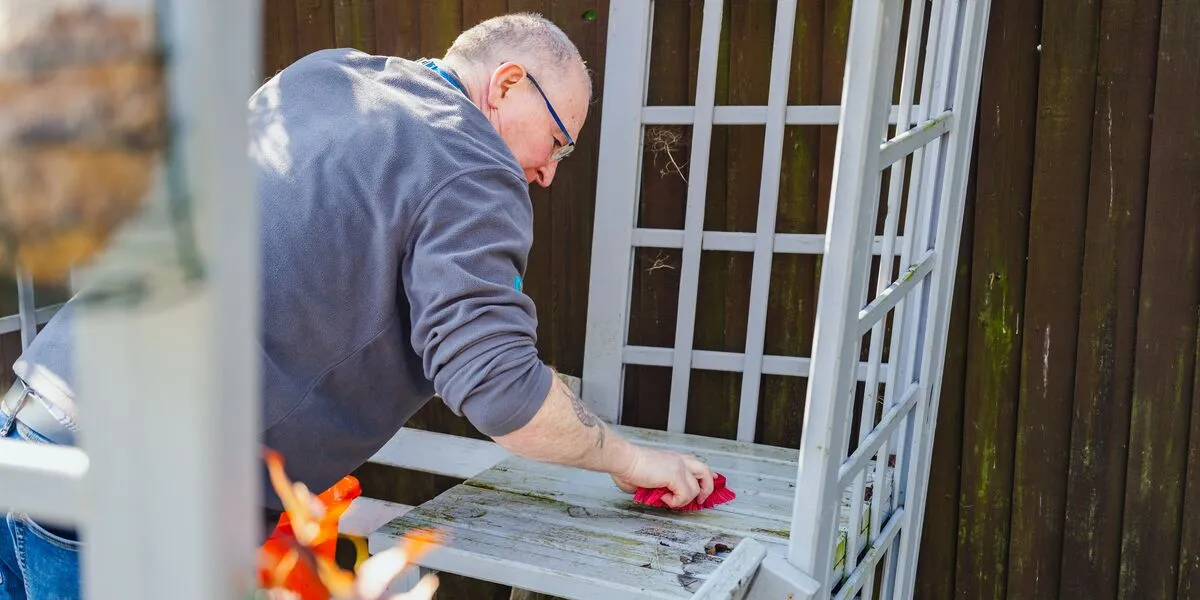 Big Spring Thing Henffordd (27) cleaning bench